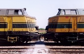 Nadat alle werken klaar zijn, worden de 5122 en de 5135 aan elkaar gerangeerd om dan samen in de bundel van Caltagirone te worden afgesteld. Hierbij kon deze foto worden gemaakt waarbij zéér duidelijk het kleurverschil tussen de 5122 (links) en de 5135 (rechts) merkbaar is. Duidelijk te merken zijn ook de andere verschillen in kleurstelling zoals het groen schilderen van de treden en de aangepaste belettering voor tonnage, maximum snelheid enz... het rechthoekje net onder de zijruit bevat een waarschuwingstekst ivm de hoogspanning bij werken onder de bovenleiding.